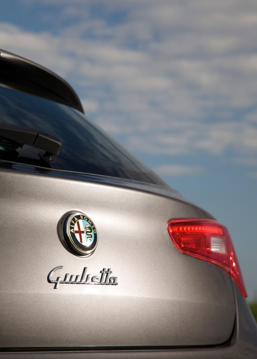 Логотип Alfa Romeo Giulietta 2010 года  (UK) (фото 21 из 67)